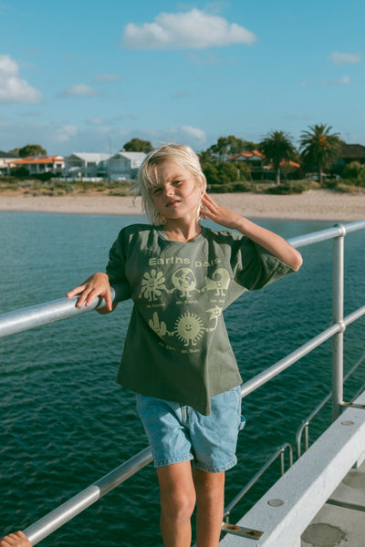 OVERSIZED EARTHS PALS TEE
