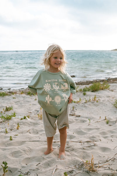 OVERSIZED EARTHS PALS TEE