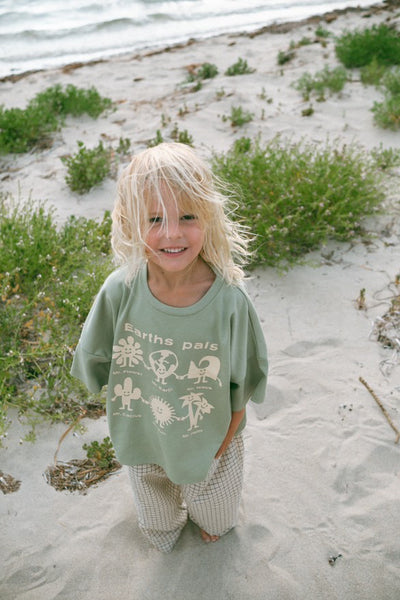 OVERSIZED EARTHS PALS TEE